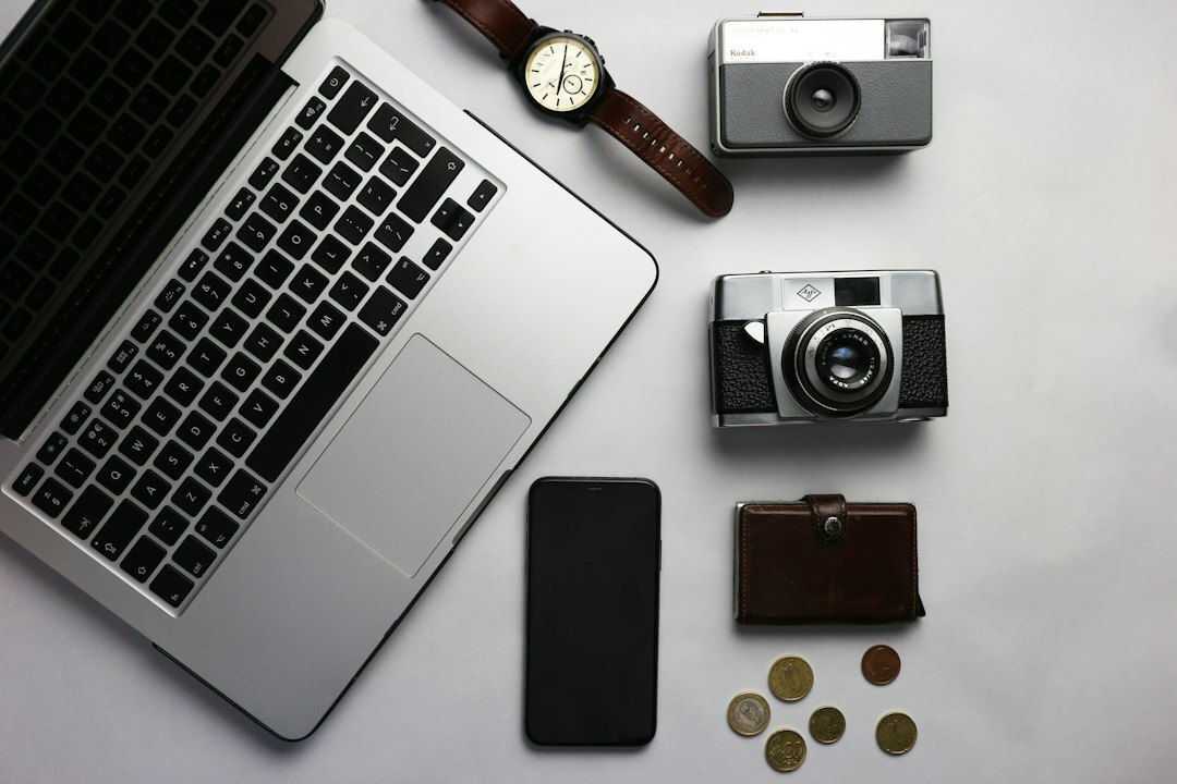 Schreibtisch mit Laptop und ausgedruckten Finanzberichten von oben